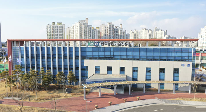 [세종=뉴시스] 농림축산식품부와 한국농업기술진흥원은 오는 5월부터 스마트팜 관련 기업에 재직 중인 인력을 대상으로 정보통신기술(ICT) 실무역량 강화를 위한 전문 교육과정을 운영한다고 24일 밝혔다. 사진은 농진원 전경 .(사진=농진원 제공) 2025.04.24. photo@newsis.com *재판매 및 DB 금지