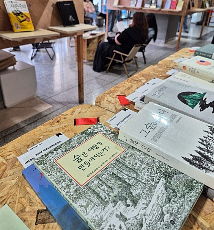 [대전=뉴시스] 현대산림문학 100선에 선정된 도서들.(사진=산림청 제공) *재판매 및 DB 금지