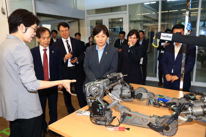 [세종=뉴시스] 농림축산식품부는 농식품부는 24일 대전 유성구 한국과학기술원(KAIST·카이스트) 본관에서 카이스트, 농림식품기술기획평가원, 한국농업기술진흥원과 함께 인공지능(AI)·바이오 인재양성을 위한 업무협약(MOU)을 체결했다고 밝혔다. 사진은 송미령 농식품부 장관이 이날 카이스트 웨어러블 로봇 연구소를 방문해 근력 증강용 웨어러블 로봇을 참관하고 있는 모습. (사진=농식품부 제공) 2025.04.24. photo@newsis.com *재판매 및 DB 금지