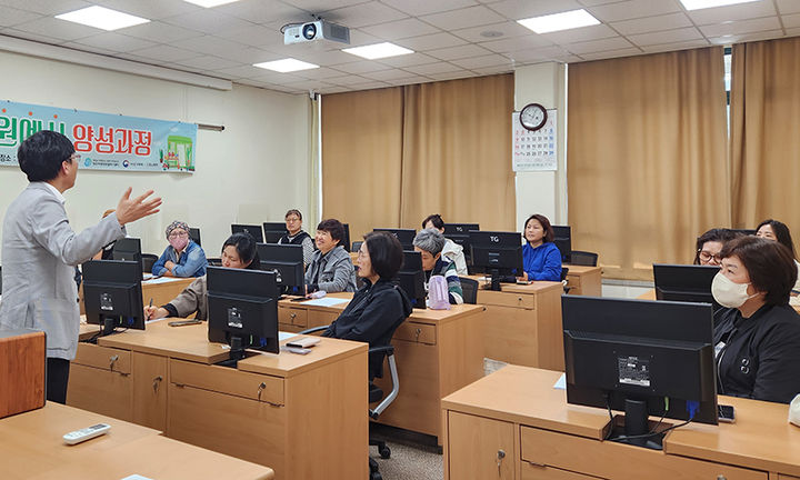 정선여성새로일하기센터는 24일 ‘웰니스 치유 원예사 양성과정’ 직업교육훈련을 실시하고 있다.(사진=정선군 제공) *재판매 및 DB 금지