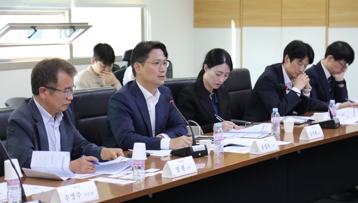 [대전=뉴시스] 손성수 관세청 심사국장(왼쪽서 두번째)이 23일 한국철강협회에서 열린 미국 통상정책 대응을 위한 간담회에서 모두 발언하고 있다.(사진=관세청 제공) *재판매 및 DB 금지