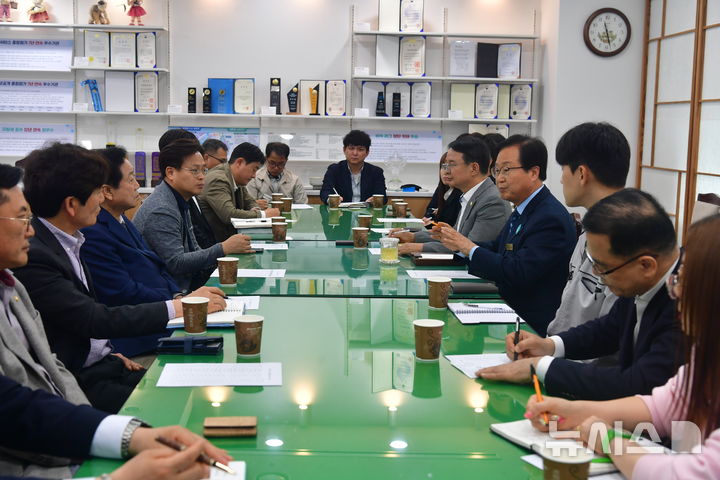 [완주=뉴시스] 김재천 완주군의회 부의장과 지역 조달업체 관계자 간 간담회 모습. *재판매 및 DB 금지