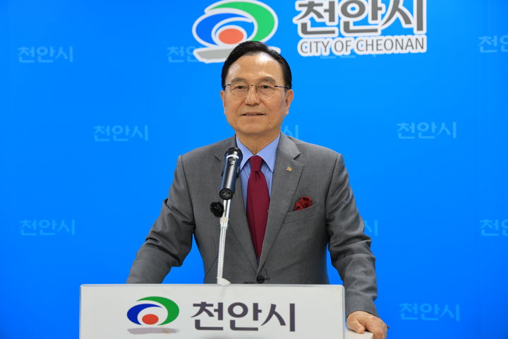 [천안=뉴시스] 박우경 기자 = 박상돈 충남 천안시장이 24일 오후 대법원의 재상고 기각으로 인한 당선무효형 확정과 관련한 소회를 밝히고 있다. 2025.4.24 spacedust1@newsis.com *재판매 및 DB 금지