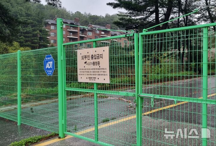 [포천=뉴시스] 김도희 기자 = 22일 오전 경기 포천시 내촌면 소재 베어스타운 입구에 출입을 제한한다는 안내문과 함께 문이 굳게 닫혀 있다. 2025.04.22. kdh@newsis.com