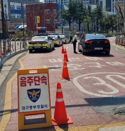 [대구=뉴시스] 대구 중부경찰서는 중구 남산초등학교 주변 스쿨존에서 음주단속을 실시했다. (사진=대구 중부경찰서 제공) 2025.04.24. photo@newsis.com&nbsp; *재판매 및 DB 금지