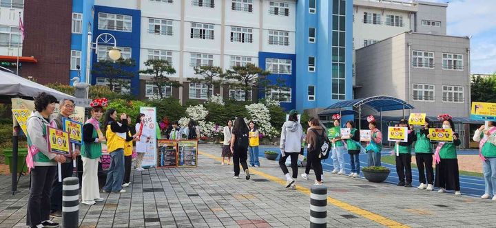 [대구=뉴시스] 대구시 남구는 지역사회 금연 분위기 조성과 흡연 예방을 위해 금연정책 주민홍보단인 '우리마을누비단'을 구성하고 본격적인 활동에 나섰다. (사진=대구시 남구 제공) 2025.04.24. photo@newsis.com&nbsp; *재판매 및 DB 금지