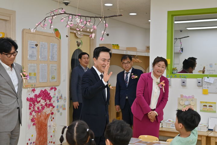 [홍성=뉴시스] 김태흠 충남지사가 도청 내 직장어린이집을 방문, 어린이들과 반갑게 인사하고 있다.  *재판매 및 DB 금지