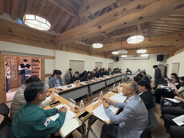 [안동=뉴시스] 24일 안동 하회마을에서 장미란 문화체육관광부 차관과 지역 관광업계가 참석한 가운데 지역 관광 회복을 위한 간담회가 열리고 있다. (사진=경북도 제공) 2025.04.24. photo@newsis.com *재판매 및 DB 금지