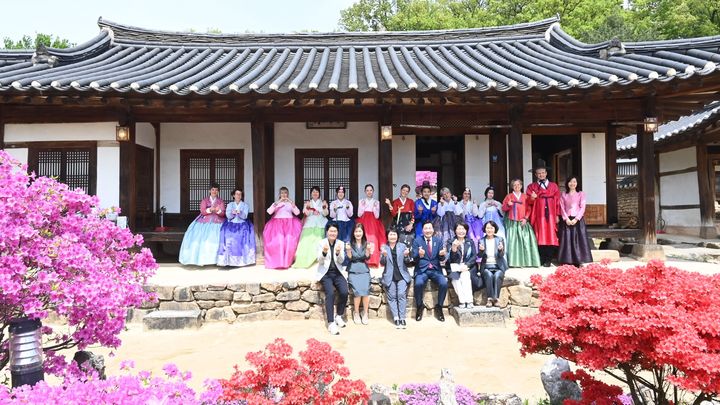 [대전=뉴시스] 조명휘 기자 = 프랑스 디종 한글학교 방문단이 24일 대전 대덕구 동춘당 공원을 방문해 역사탐방을 하고 있다. (사진= 대덕구의회 제공) 2025.04.24. photo@newsis.com *재판매 및 DB 금지