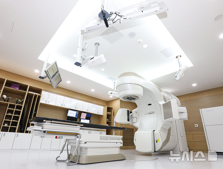 [용인=뉴시스] 암 치료용 트루빔 선형가속기. (사진=용인세브란스병원 제공) 2025.04.24. photo@newsis.com