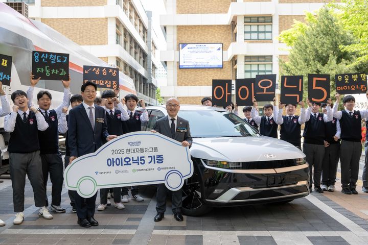 [서울=뉴시스] 현대차그룹이 자동차과를 운영 중인 특성화고등학교 5곳에 실습용 자동차를 기증했다. 사진은 이혁노 현대차그룹 상무, 설세훈 서울시교육청 부교육감이 기념 촬영을 하는 모습. (사진=현대차그룹 제공) photo@newsis.com *재판매 및 DB 금지
