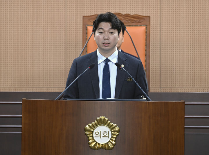 [광주=뉴시스] 신정훈 광주 북구의회 의원이 24일 열린 제302회 임시회에서 구정질문을 하고 있다. (사진 = 광주 북구의회 제공) 2025.04.24. photo@newsis.com *재판매 및 DB 금지