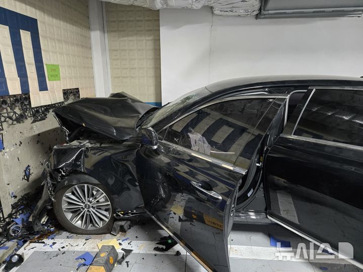 [의정부=뉴시스] 경기 의정부시 지하주차장 교통사고 현장.(사진=경기북부소방재난본부 제공).photo@newsis.com