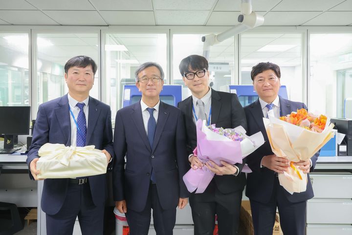 [세종=뉴시스] 한국마사회는 1만건 분량의 말 DNA 검사 시약을 호주에 판매하는 데 성공했다고 24일 밝혔다. 사진은 말 DNA검사 시약 해외 수출 관련 칭찬간담회 직후 기념 사진. (사진=마사회 제공) 2025.04.24. photo@newsis.com *재판매 및 DB 금지