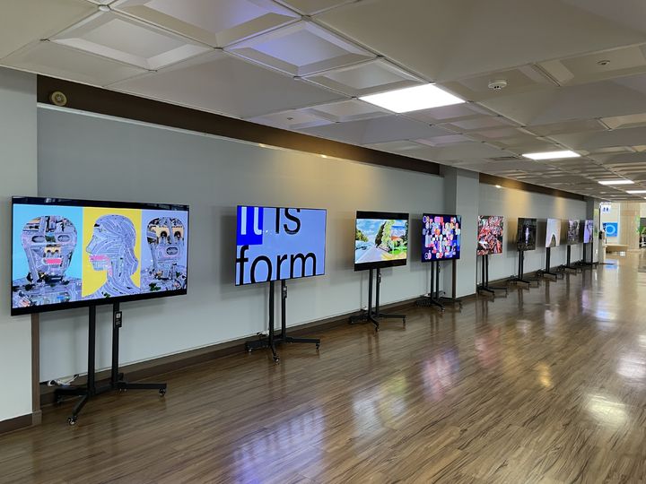 [부산=뉴시스] 한국공항공사 김해공항은 6월29일까지 국내선 3층 공항아트홀에서 '디지털 서브컬처'를 주제로 한 미디어 아트를 전시한다. (사진=김해공항 제공) 2025.04.25. photo@newsis.com *재판매 및 DB 금지