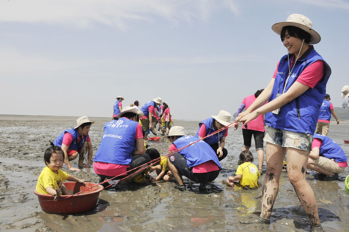 [서울=뉴시스] 효성봉사단이 갯벌 봉사활동을 진행하고 있다.(사진제공=효성) 2025.04.24. photo@newsis.com *재판매 및 DB 금지