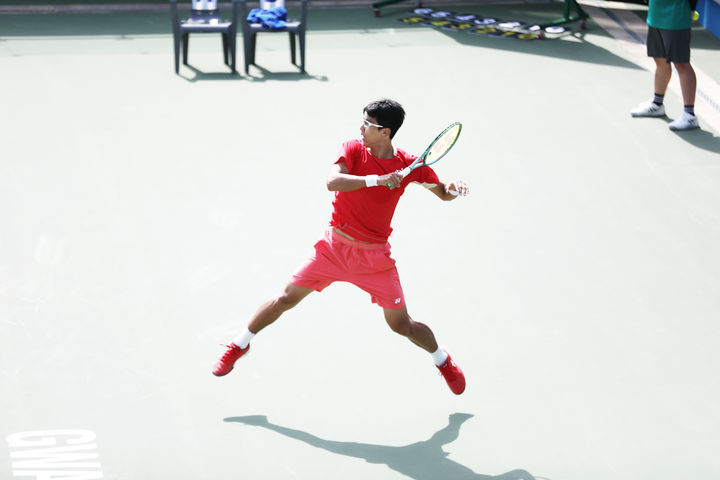 [서울=뉴시스] 남자 테니스 정현이 24일 광주 진월국제테니스코트에서 열린 ATP 광주오픈 챌린저대회 단식 16강에서 제임스 켄트 트로터(일본)를 상대로 경기를 펼치고 있다. (사진=광주오픈 챌린저대회 조직위원회 제공) 2025.04.24. *재판매 및 DB 금지