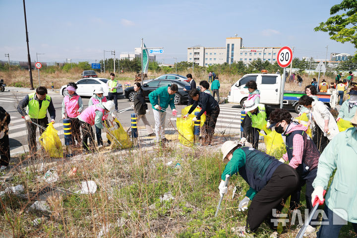 [김해=뉴시스]NH농협김해시지부 환경정화 캠페인. (사진=농협 제공). 2025.04.24. photo@newsis.com