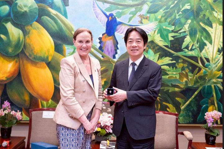[서울=뉴시스] 라이칭더 대만 총통(오른쪽)이 23일 미셸 플러노이 CNAS 이사장과 만나 활짝 웃고 있다.(출처: 대만 총통부) 2025.04.24. *재판매 및 DB 금지