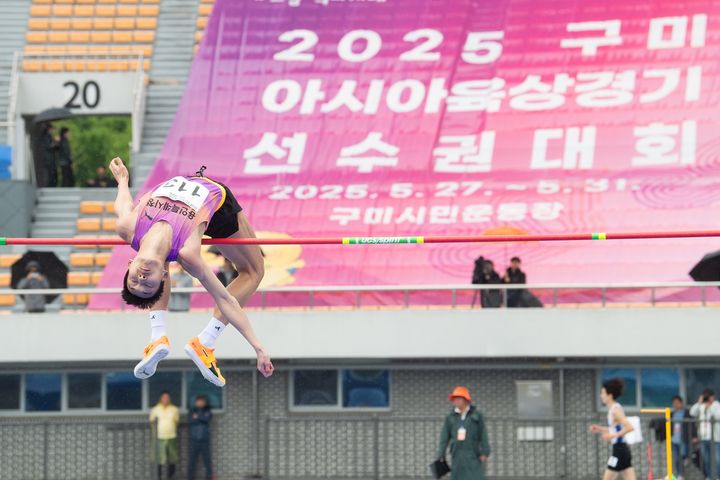 [구미=뉴시스] 우상혁이 2m30을 넘고 있다. (사진=구미시 제공) 2025.04.24 photo@newsis.com *재판매 및 DB 금지
