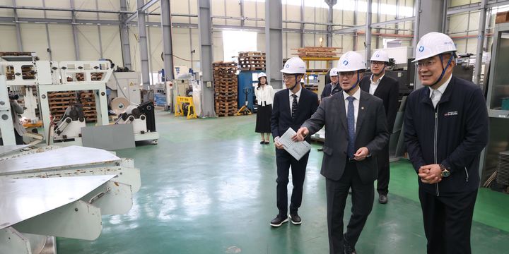 [부산=뉴시스] 임기근 조달청장(오른쪽서 두번째)이 부산 강서구에 위치한 공기조화기 생산업체 ㈜서번을 방문해 생산현장을 둘러보고 있다.(사진=조달청 제공) *재판매 및 DB 금지