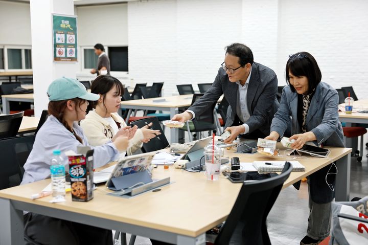 삼육대 교수 8명이 빵 550개와 두유 400개를 학생들에게 나눠주는 이벤트를 진행했다. (사진=삼육대 제공) *재판매 및 DB 금지