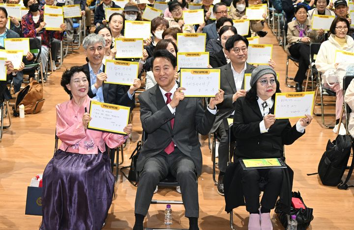 [서울=뉴시스] 오세훈 서울시장이 24일 다시가는 캠퍼스에서 열린 서울시민대학 ‘7학년교실 종합 입학식’에서 입학생들과 기념사진을 촬영하고 있다. 2025.04.24 (사진 제공=서울시) photo@newsis.com *재판매 및 DB 금지
