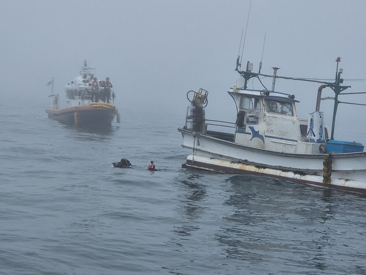 [속초=뉴시스] 속초해경이 양양 앞 바다에서 부유물에 감긴 선박을 구조하고 있다. (사진=속초해경 제공) photo@newsis.com *재판매 및 DB 금지