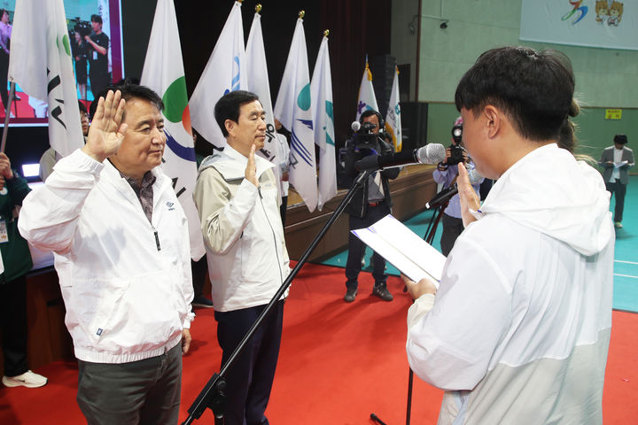 [충주=뉴시스] 이병찬 기자 = 24일 충북 충주 호암체육관에서 열린 제19회 장애인도민체전 개회식에서 선수 대표들이 김영환(충북지사) 도 장애인체육회장과 조길형(충주시장) 시 장애인체육회장에서 정정당당한 경쟁을 약속하는 선서를 하고 있다.(사진=충북도 제공)2025.04.24.photo@newsis.com&nbsp; *재판매 및 DB 금지