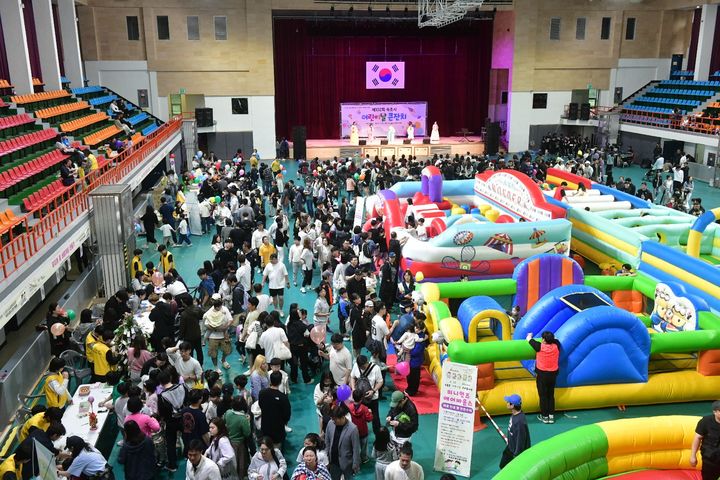 [속초=뉴시스] 지난 속초시 어린이날 큰잔치 행사 모습.(사진=속초시시설관리공단 제공) photo@newsis.com *재판매 및 DB 금지