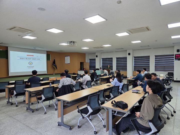 [임실=뉴시스] 24일 전북 임실군 임실경찰서 대강당에서 도내 15개 경찰서 재난담당관들이 재난 대응 역량 강화 교육을 받고 있다. (사진=전북경찰청 제공) 2025.04.23. photo@newsis.com *재판매 및 DB 금지