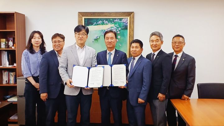 [대전=뉴시스]대한전문건설협회 대전시회는 24일 충남대학교 사범대학에서 건설기술 인재 양성과 건설산업 진흥을 위한 산학협력 협약(MOU) 을 체결했다. (사진=대전 전문건설협회 제공) 2025. 04. 24 photo@newsis.com *재판매 및 DB 금지