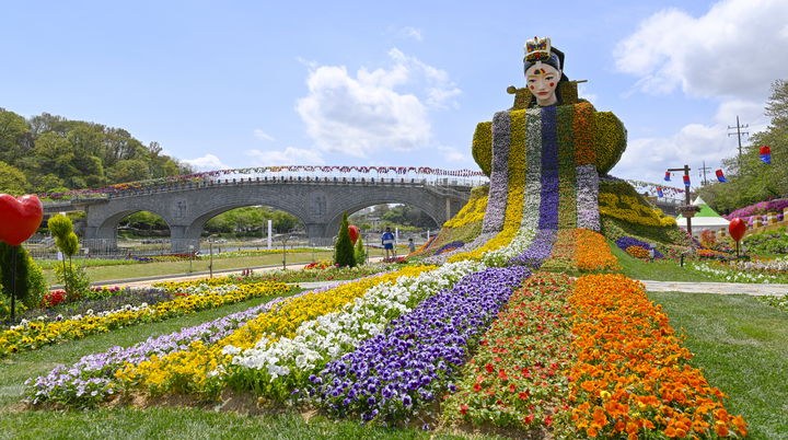 [남원=뉴시스] 남원시가 올해 제95회 춘향제를 맞아 요천변에 조성한 꽃 조형물, 춘향이 몽룡과 혼례를 올리는 장면이 연출돼 있다.&nbsp;&nbsp; *재판매 및 DB 금지