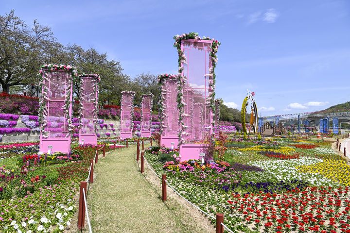 [남원=뉴시스] 남원시가 올해 제95회 춘향제를 맞아 요천변에 조성한 꽃 조형물. *재판매 및 DB 금지
