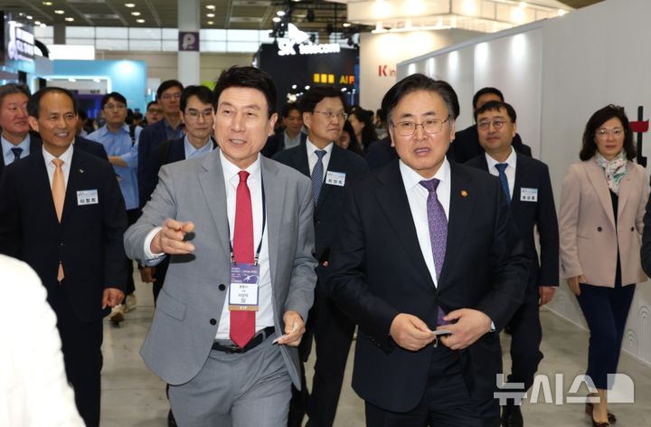 [포항=뉴시스] 포항시는 24~26일 사흘간 서울 코엑스에서 열리는 '2025 월드IT쇼(WIS 2025)'에 참가해 포항관을 운영하고, 미래 청정에너지 포럼을 개최하며 미래 에너지 산업의 중심지로서 포항의 비전을 널리 알렸다. 사진은 포항시 홍보관에서 이강덕( 앞줄 왼쪽) 포항시장이 유상임 과학기술정보통신부 장관에게 '미래 청정에너지 산업 최적지 포항'과 시 주요 사업 현황 등을 보고 하는 모습. (사진=포항시 제공) 2025.04.24. photo@newsis.com