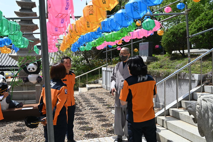 [대구=뉴시스] 대구서부소방서는 24일 부처님 오신 날을 대비해 대한불교조계종 법왕사를 찾아 화재예방 현장점검을 했다. 2025.04.24. photo@newsis.com *재판매 및 DB 금지