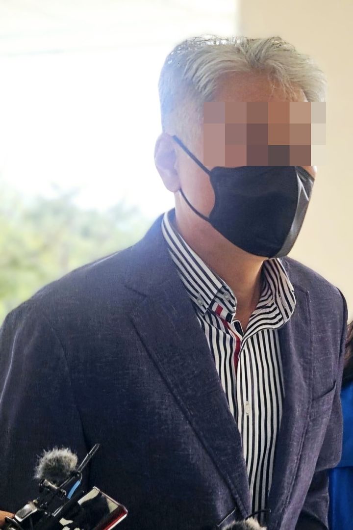[의성=뉴시스] 박홍식 기자 = '경북 산불' 실화 혐의를 받는 A(50대)씨가 24일 구속 전 피의자 심문(영장실질심사)을 받고 대구지법 의성지원 법정을 나오고 있다. (사진=독자 제공) 2025.04.24 photo@newsis.com *재판매 및 DB 금지