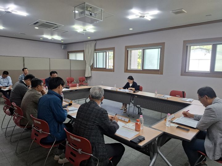 [세종=뉴시스] 농림축산식품부는 24일 경북 의성군·군위군을 방문해 과수 생육 현황과 최근 산불 피해 상황을 점검하고, 조속한 과원 복구를 위한 지원 방안을 논의했다고 밝혔다. (사진=농식품부 제공) 2025.04.24. photo@newsis.com *재판매 및 DB 금지