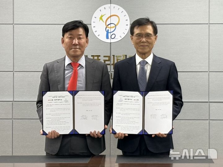 [인천=뉴시스] 한국폴리텍대학 이철수 이사장(왼쪽)과 재단법인 피플 이영순 이사장이 24일 업무협약식에서 기념 촬영하고 있다. (사진=폴리텍대학 제공) 2025.04.24. photo@newsis.com *재판매 및 DB 금지