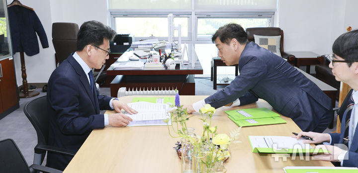 [전주=뉴시스] 김관영 전북지사가 24일 국회를 방문해 진성준 더불어민주당 정책위의장과 만나 전북의 주요 현안 등을 설명하고 있다. 2025.04.24 *재판매 및 DB 금지