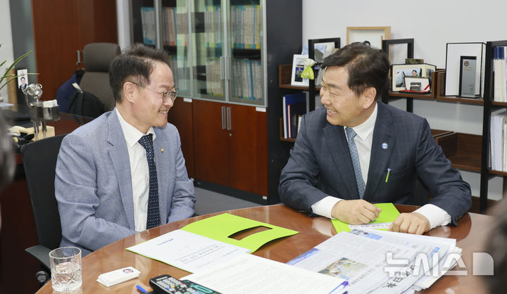 [전주=뉴시스] 김관영 전북지사가 24일 국회를 방문해 허영 예결위 간사를 만나 전북의 주요 현안 등을 설명하고 있다. 2025.04.24 *재판매 및 DB 금지