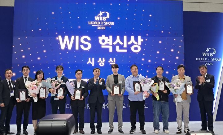 [서울=뉴시스] 정보통신산업진흥원(NIPA)가 기술 혁신을 이끈 기업을 대상으로 ‘2025 월드 IT 쇼(WIS) 혁신상’을 시상했다. (사진=NIPA 제공) *재판매 및 DB 금지