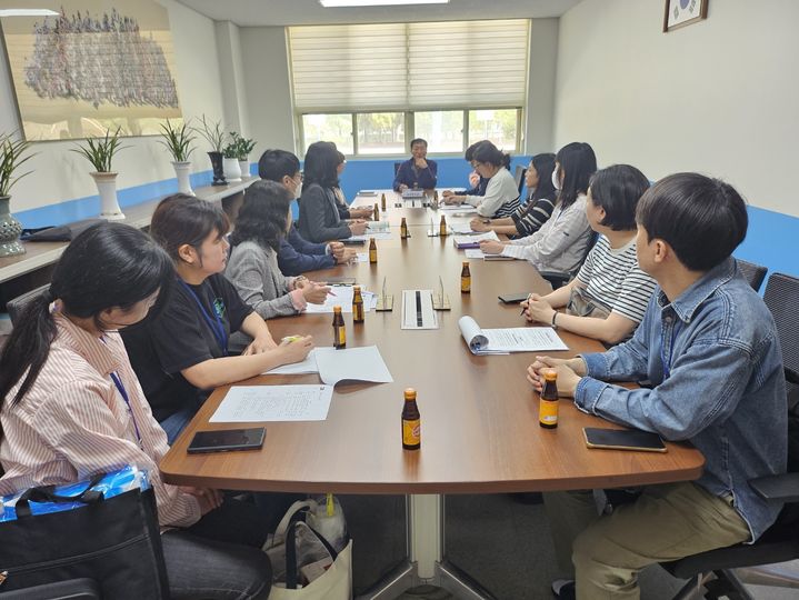 [창원=뉴시스] 24일 김해 율하중학교에서 경남교육청, 부산식약청, 경남도청, 김해교육지원청, 김해시청 등 관계 기관이 함께 ‘학교 식중독 발생 현장 대응 모의 훈련’을 실시하고 있는 모습.(사진=경남교육청 제공) 2025.04.24.photo@newsis.com *재판매 및 DB 금지