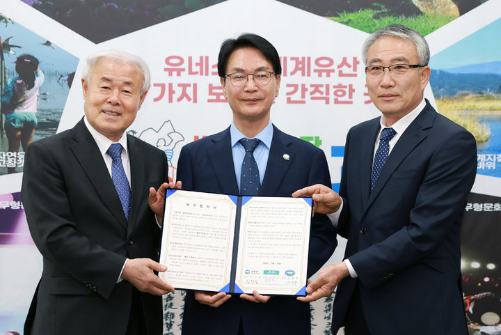 [고창=뉴시스] 고창군이 24일 지역방문 전지훈련단과 자매도시민 등이 석정웰파크시티를 이용할 경우 할인 등의 혜택을 주는 업무협약을 웰파크시티와 체결했다. 왼쪽부터 웰파크시티 강윤석 부사장, 심덕섭 고창군수, 오철환 고창군체육회장이 기념사진을 찍고 있다. *재판매 및 DB 금지