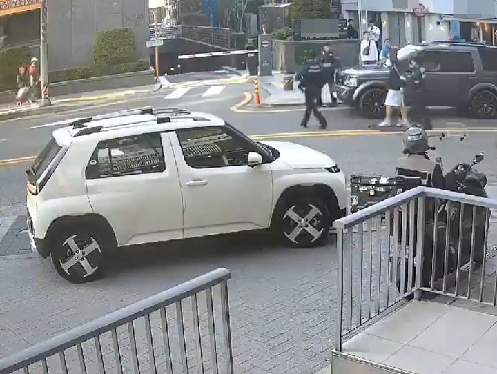 [서울=뉴시스] 서울경찰청 기동순찰대는 지난 23일 국민체육진흥법 위반(도박개장) 혐의를 받는 A(37·남)씨를 검거했다고 25일 밝혔다. 2025.04.25. photo@newsis.com *재판매 및 DB 금지