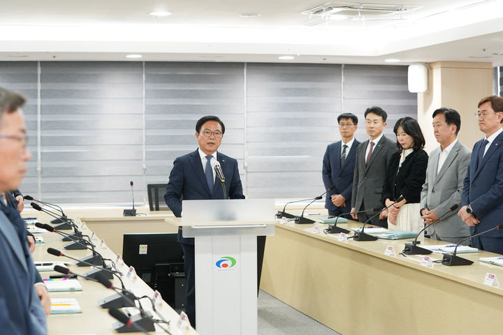 [천안=뉴시스] 24일 김석필 충남 천안시장 권한대행이 긴급 확대간부회의를 주재하고 있다. (사진=천안시 제공) 2025.4.24 photo@newsis.com *재판매 및 DB 금지