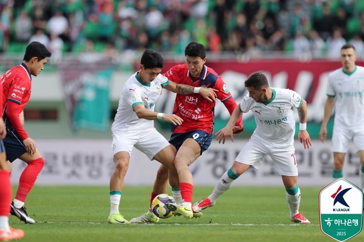 [서울=뉴시스] 프로축구 K리그1 김천 상무의 유강현. (사진=한국프로축구연맹 제공) *재판매 및 DB 금지