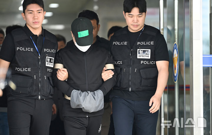 [용인=뉴시스] 김종택 기자 = 부모와 처자식 등 일가족 5명을 살해한 혐의로 구속된 가장 A씨가 24일 경기 용인동부경찰서 유치장을 나와 검찰로 송치되고 있다. A씨는 지난 14일 경기 용인시 수지구 아파트 자택에서 80대 부모와 50대 배우자, 10대와 20대 자녀 등 일가족 5명을 수면제를 먹인 뒤 살해한 혐의를 받고 있다. 2025.04.24. jtk@newsis.com