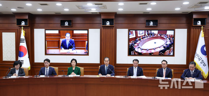 [서울=뉴시스] 최진석 기자 = 한덕수 대통령 권한대행 국무총리가 24일 정부서울청사에서 열린 국정현안관계장관회의를 주재하고 있다. 2025.04.24. myjs@newsis.com