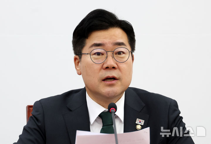 [서울=뉴시스] 고승민 기자 = 박찬대 더불어민주당 대표 직무대행 겸 원내대표가 24일 서울 여의도 국회에서 열린 정책조정회의에서 발언하고 있다. 2025.04.24. kkssmm99@newsis.com